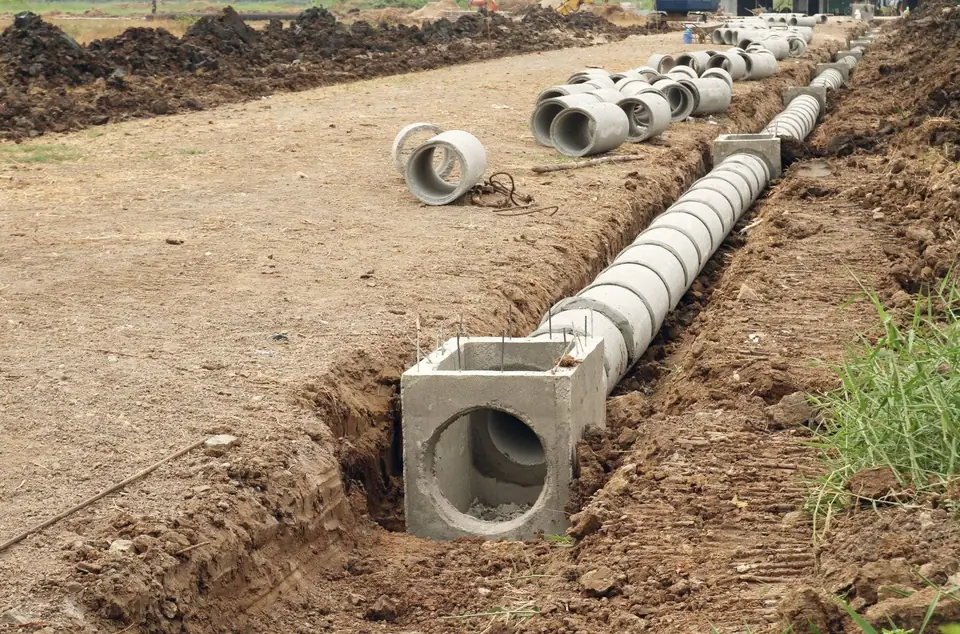 Drainage pipe and inlet boxes in a trench